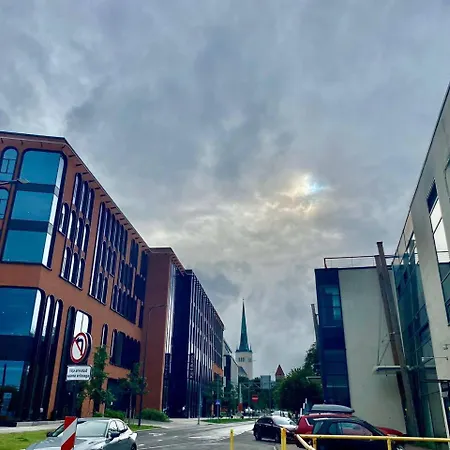 Harbour Studios Near Old Town شقة